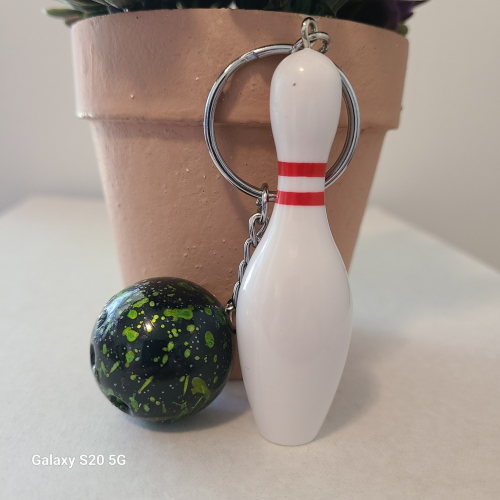 Green Bowling Ball and Pin Keychain Novelty‎ Key Ring Sporty Collectible NWOT